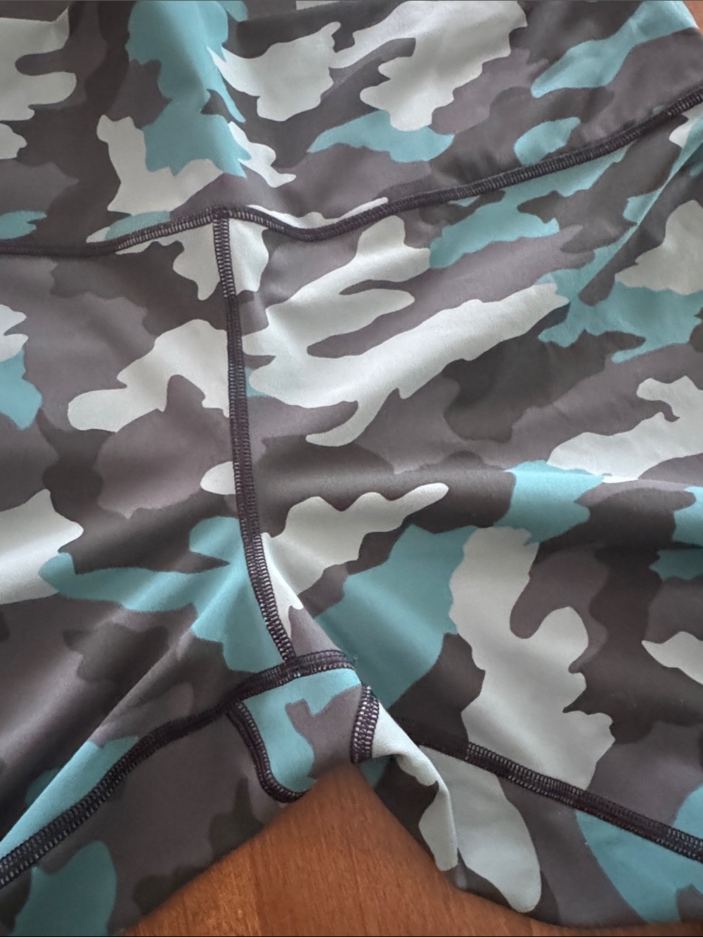BNWOT Lululemon athletica Teal & Black Camo Leggings - Picture 4 of 7